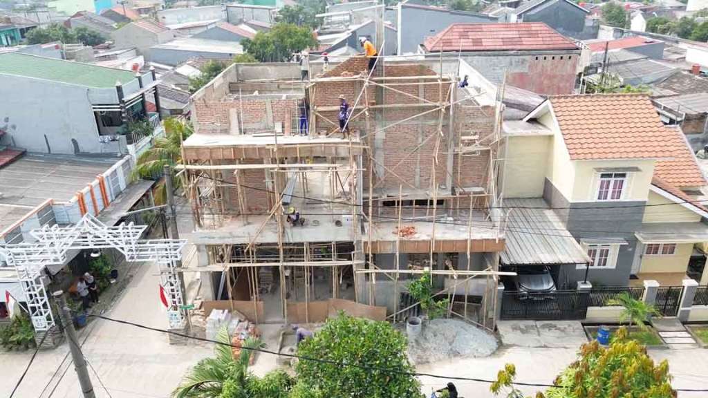 Proses bangun dan renovasi rumah dengan pengerjaan struktur yang terencana